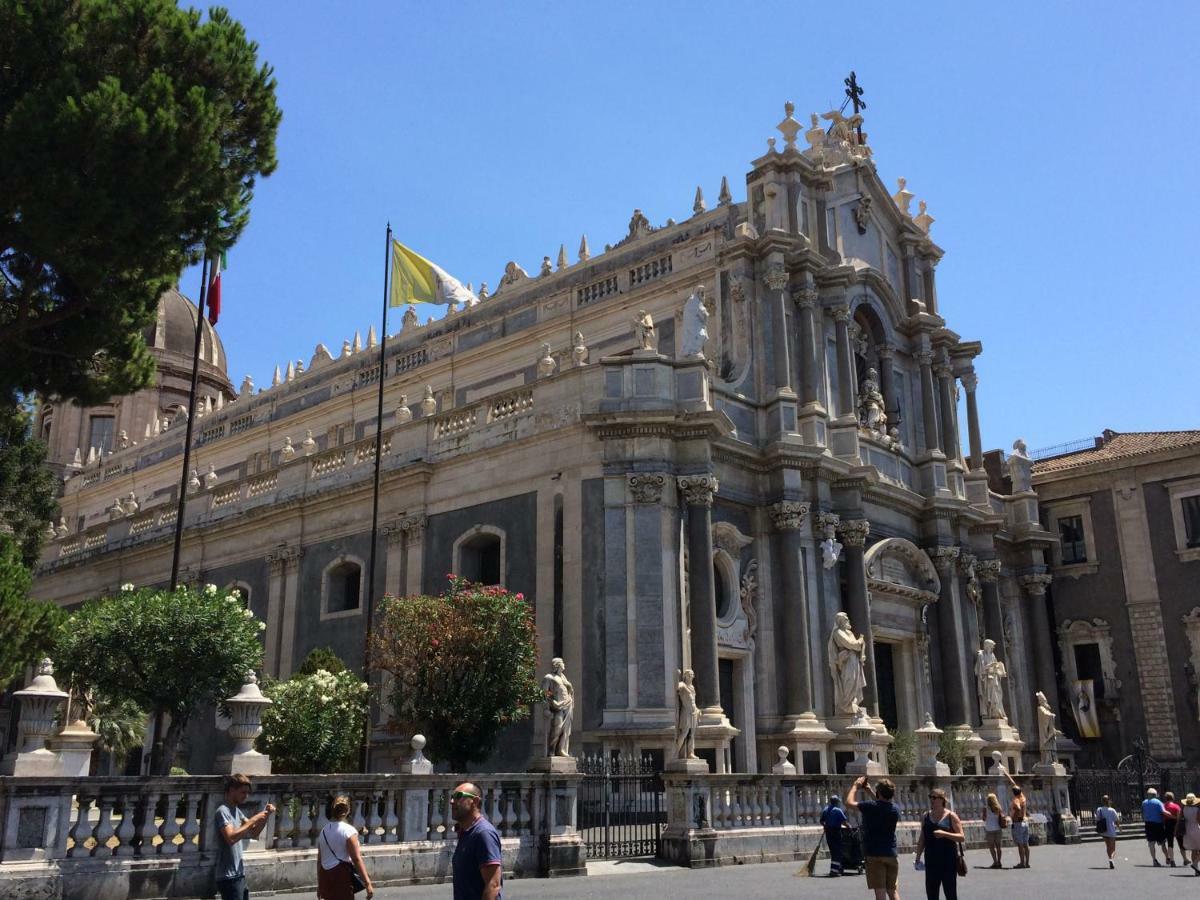 Apartment For 2 In Catania, B&B Le Voci Del Mercato Екстериор снимка
