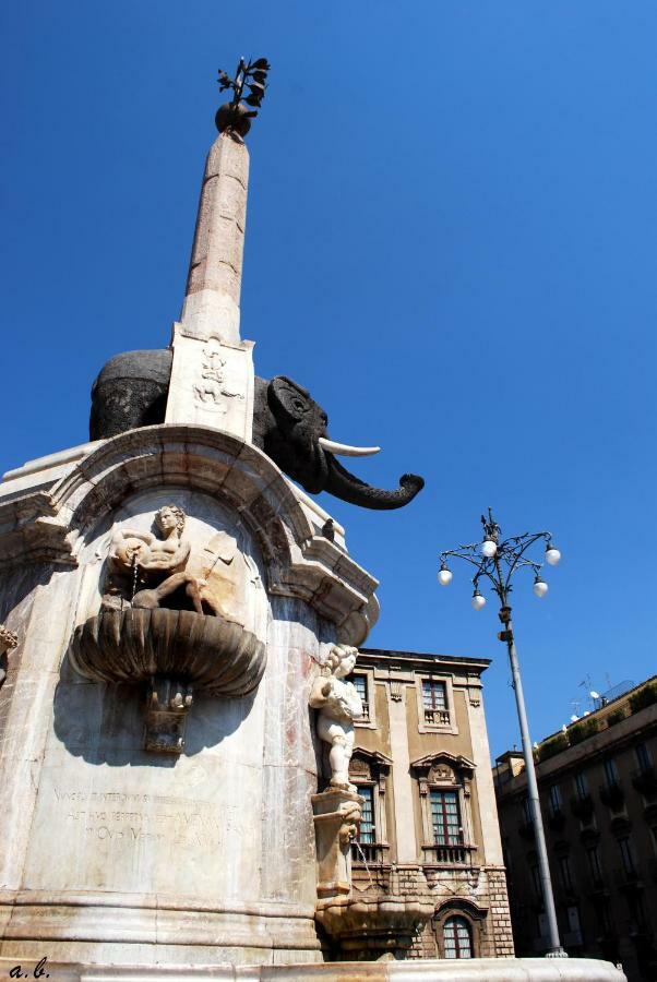 Apartment For 2 In Catania, B&B Le Voci Del Mercato Екстериор снимка