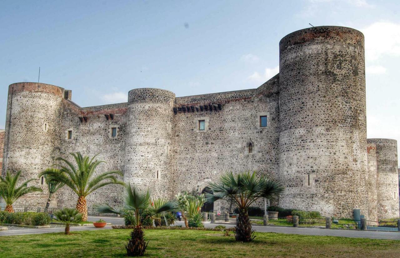 Apartment For 2 In Catania, B&B Le Voci Del Mercato Екстериор снимка